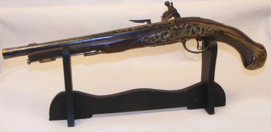 Long pistolet à garnitures argent et bronze, vers 1730
