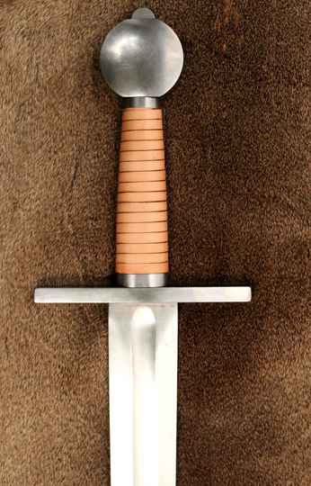Épée une main -XIème, XIIème- Pommeau circulaire légèrement bombé, Quillon section carrée