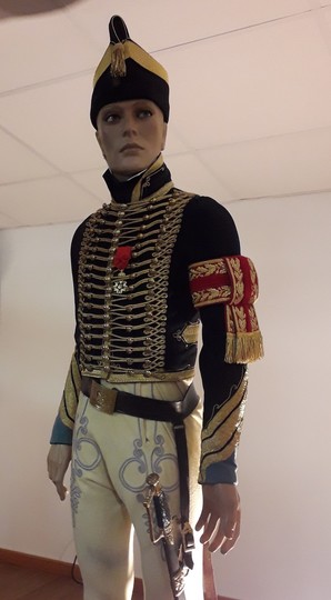 Capitaine aide de camp - Tenue complète sans les bottes et le mannequin. BONUS, une culotte bleue à bandes latérales or offerte en plus.
