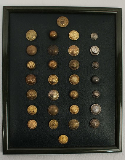 30 boutons anciens de l'Empire à nos jours, dans leur cadre. 