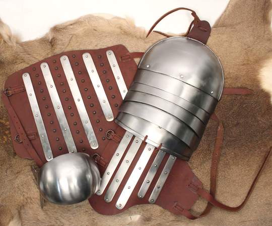 Bras de cuir renforcés en Acier - XIVe siècle - 8 pièces - La paire