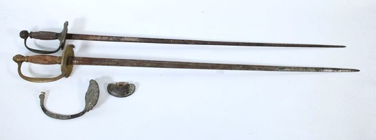 Lot de 2 épées de service des officiers des troupes à pied modèle 1816 + une garde d'épée d'officier belge. VENDU EN UNE HEURE