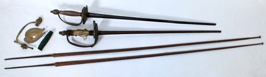 Spécial bricoleur. Lot de 2 épées 1767 et 1786 + 2 lames triangulaires + 1 garde