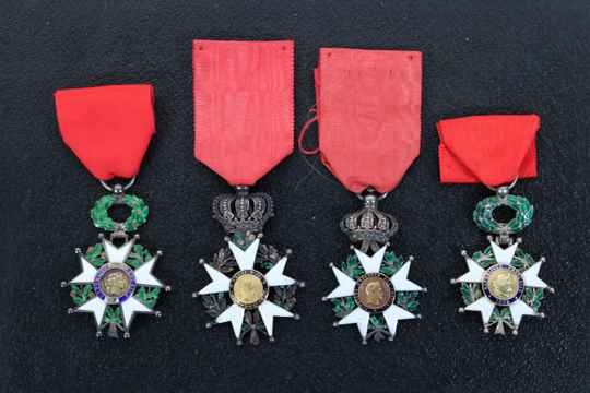 4 médailles de chevalier de la légion d'honneur, de Louis Philippe à la 4 ème république.