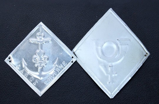 Lot de 2 plaques de shako : garde chiourme restauration et 4e reg. de chasseur.