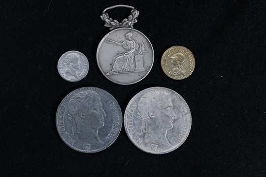 Lot : Faux écu de 5 francs en étain argenté 1811, copie d'écu, de demi-franc et de 20 francs Italie AN 10 + médaille