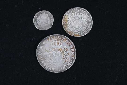 3 pièces en argent du règne de Louis XV, Écu de 1767, 1/2 Écu de 1738, 1/12 d'Écu de 1732 