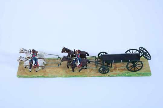 Le caisson d'artillerie avec son attelage de 4 chevaux, avec sa boîte CBG.