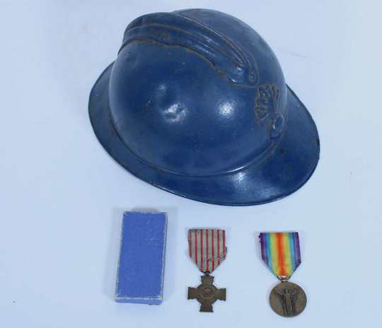 Casque Adrian d'infanterie, WWI, intérieur incomplet avec 2 médailles.