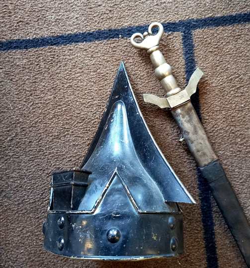 Épée dans le style gaulois/celtique avec casque 
