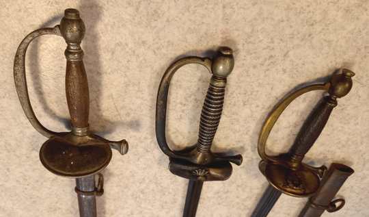 Lot de 3 épées + un fourreau, pour sous officier, vers 1900