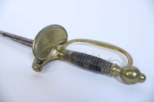Épée d'officier subalterne, modèle 1817 modifié 1831, sans fourreau, sans emblème sur le clavier.