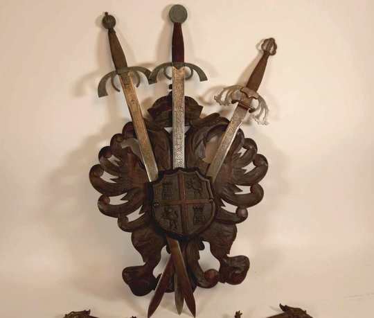 Lot de 3 épées de décoration sur bouclier de bois sculpté