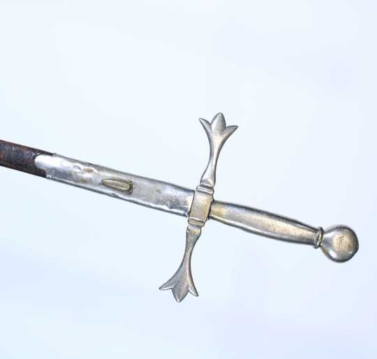 Fine épée  argentée à la garde en forme de croix. Une seule en stock
