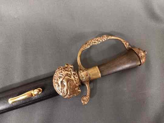 Dague de vénerie ancienne à clavier à décor de cerfs, poignée en corne, fourreau neuf.