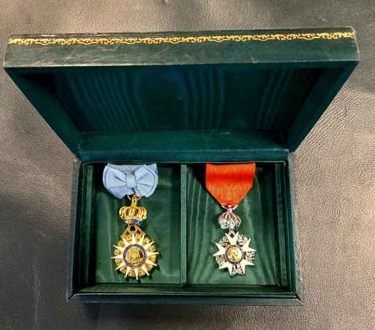Coffret Légion d'Honneur et médaille de l'ordre de la Réunion.