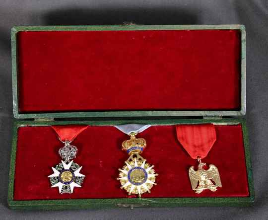 Coffret de 3 decorations du 1er Empire. Légion d'Honneur, Ordre de la réunion, Débris de la Grande Armée