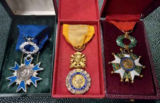 Lot de 3 decorations françaises toujours en usage, dans leurs boites. Légion d'honneur, ordre national du mérite, médaille militaire.