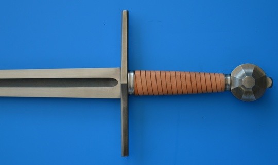 Épée une main -IIIème, XIVème- Pommeau circulaire à striures octogonales, quillons horizontaux