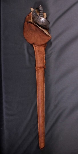 Sabre d'officier anglais du règne d'Édouard VII, avec fourreau gainé cuir et housse de protection en cuir.