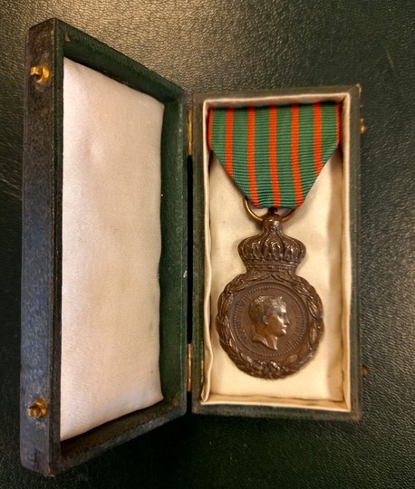 Medaille de Sainte Hélène, piéce originale avec ruban neuf au modèle, dans une jolie boite ancienne.