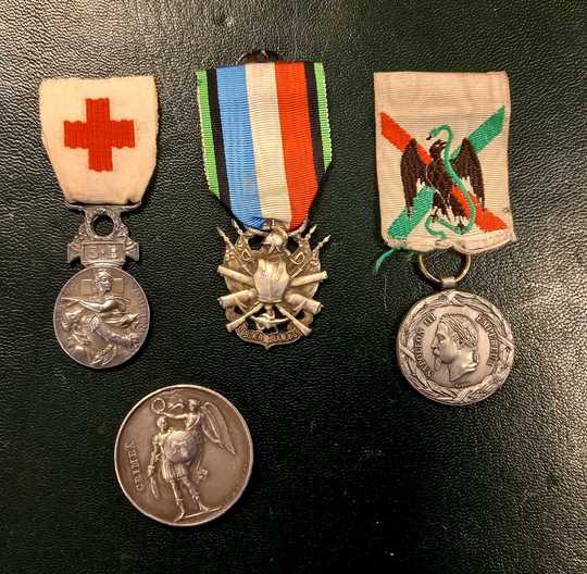 Lot de décorations second Empire. Crimée, secours aux blessés miltaires, vétérans et une copie de médaille du Mexique avec 1/2 bon ruban.