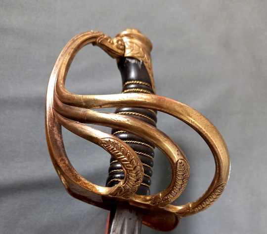 Sabre d'officier de carabinier ou de cavalerie de réserve. Modèle de 1854 modifié. Fourreau neuf.