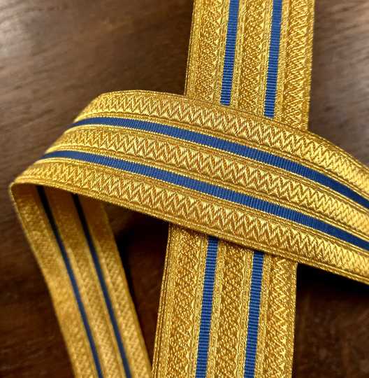 Galon lézardé or 2 bandes bleu clair, 36 mm large. Fabrication antérieure à 1960. Prix au mètre 