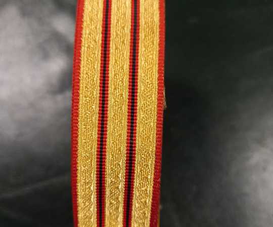 Galon lézardé or 2 bandes rouges striées noir, 27 mm large. Fabrication antérieure à 1960. Prix au mètre