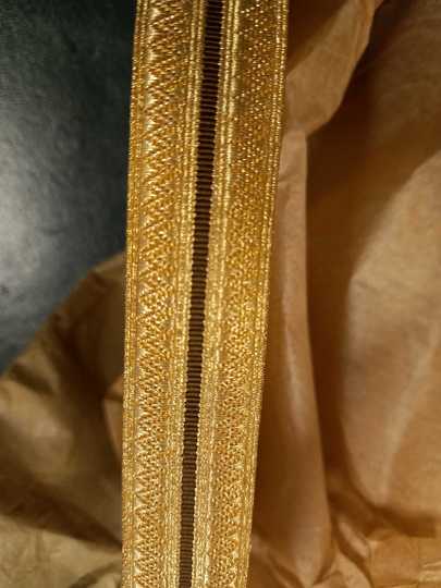 Galon lézardé or, 1 raie kaki, 22 mm large. Fabrication antérieure à 1960. Prix au mètre