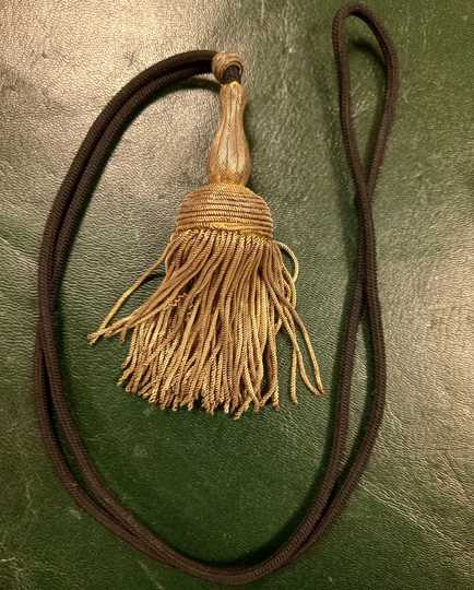 Dragonne de petite tenue à pompon doré tirant sur l'argent, pour officier subalterne. 2nd empire et 3e république. Pièce d'époque