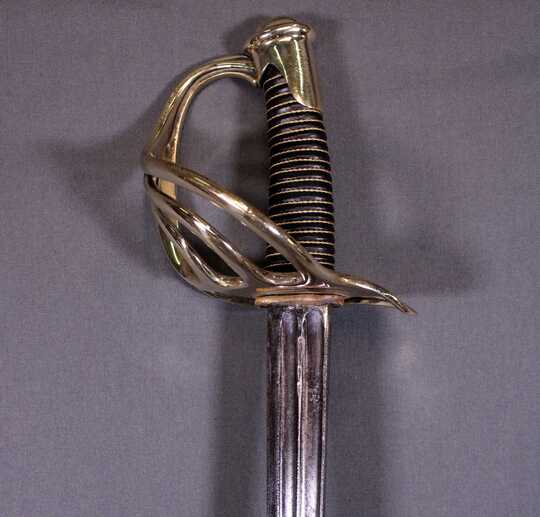 Sabre de fusilier ou de cavalier de réserve modèle 1854, avec fourreau (nickelé ?).