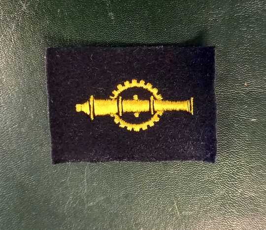 Insigne de spécialité officier-marinier armurier. Vers 1950-1960. Fabrication Éts David. Prix à l'unité