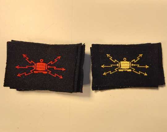 Insigne de spécialité officier-marinier et équipage électro mécanicien. Vers 1950-1960. Fabrication Éts David. Prix à l'unité 