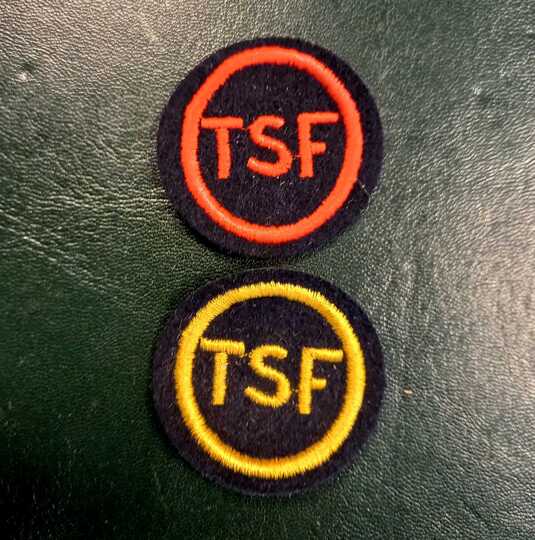 Insigne de spécialité officier-marinier et équipage radio télégraphiste. Vers 1950-1960. Fabrication Éts David. Prix à l'unité