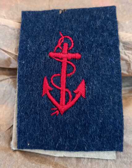 Pattes de collet de l'infanterie coloniale, ancre écarlate sur drap gris de fer bleuté. Avant 1915. Prix à la paire