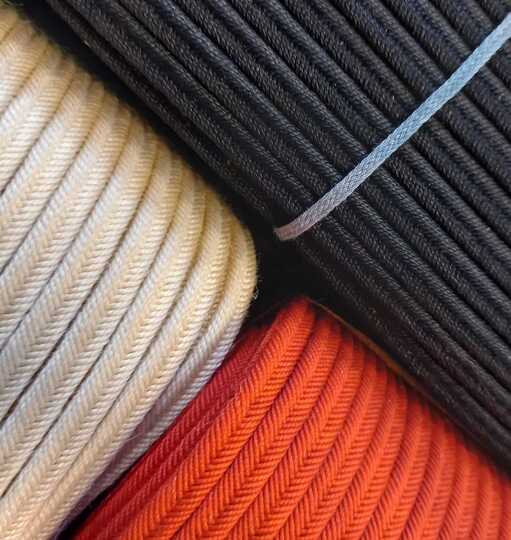 Ganse carrée mohair 6 mm pour brandebourgs. Noir 