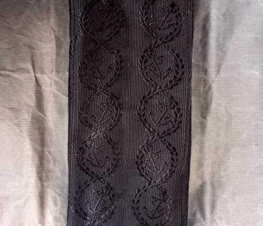 Galon de soie noire pour bicornes d'officiers de marine. 7 cm de large. Fabrication de 1877