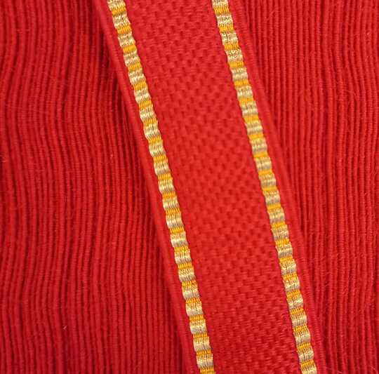 Galon mohair cul de dé écarlate à 2 raies or mi-fin, 23 mm large. Prix au mètre.