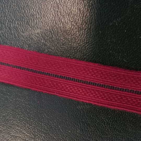Galon cul de dé rouge sombre à 1 raie noire, 18 mm large. Prix au mètre. 