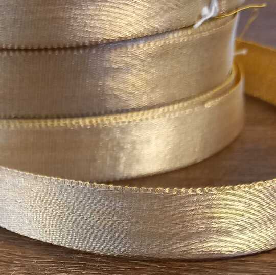Ruban satin or mi-fin, 19 mm large. PRIX PAR ROULEAU DE 36 m minimum.