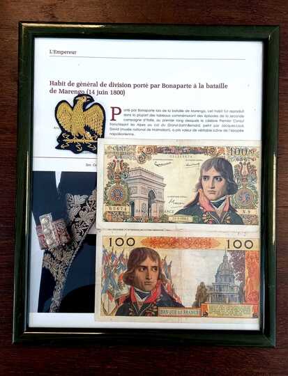 2 Billets de 100 Fr Bonaparte dans un cadre avec aigle brodé sans couronne.