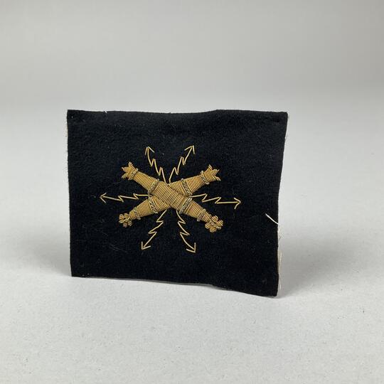 Insigne pour officier du PERSONNEL SOUS-MARINIER. Torpilles croisées brodées/drap marine: 70 X 55 mm. Nombre très limité