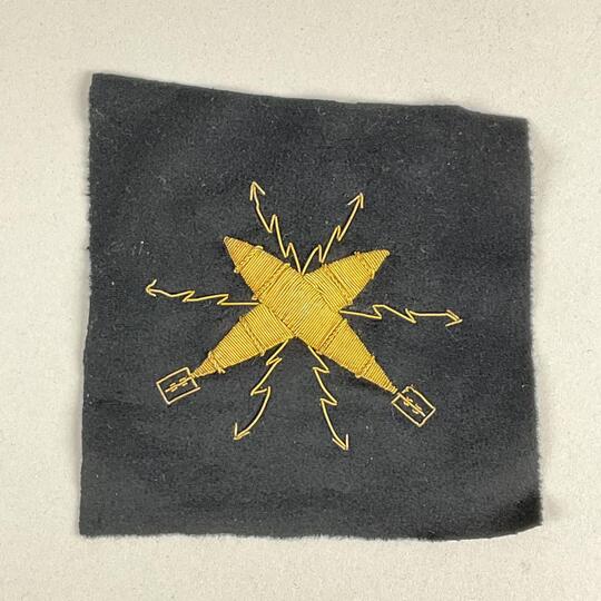 Insigne pour officier du PERSONNEL SOUS-MARINIER. Torpilles croisées brodées/drap marine: 85 X 70 mm. Nombre très limité