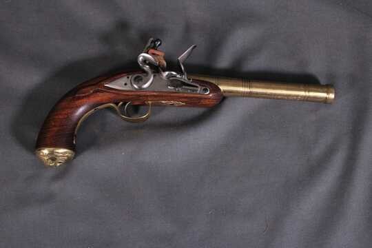 Pistolet Pedersoli pour le tir, à silex, type Queen Ann. Finition canon LAITON. SPECIAL PIRATE