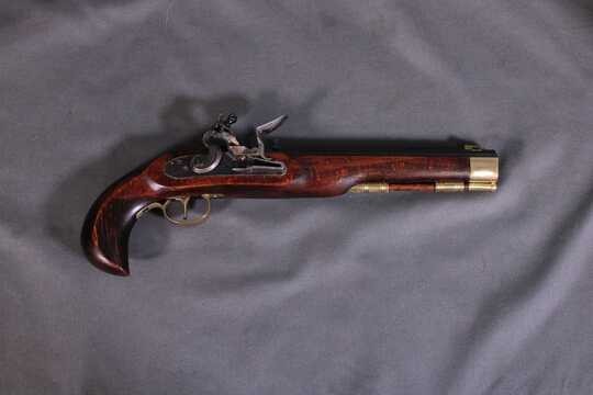 Pistolet Ardesa de tir, à silex, type Kentucky.