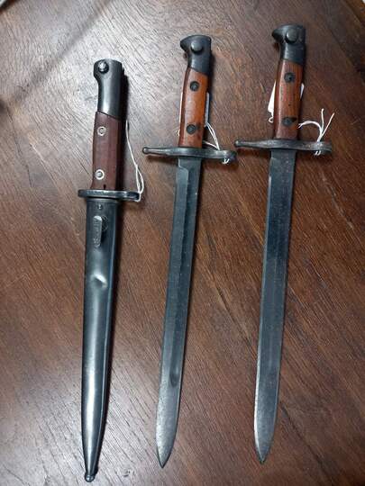 Lot de 3 baionettes dont une avec fourreau. Vente aux mineurs interdite