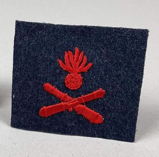 Insigne de TIREUR POINTEUR de mitrailleuse d'infanterie en drap bleu foncé, attribut brodé en fils de soie rouge.
