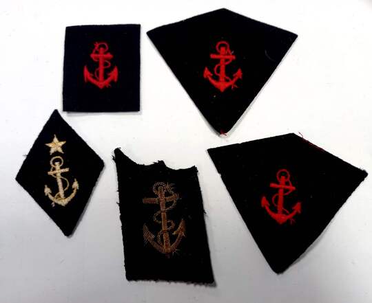 Lot de 5 insignes de col et de bras pour l'INFANTERIE COLONIALE et l'ADMINISTRATION COLONIALE.