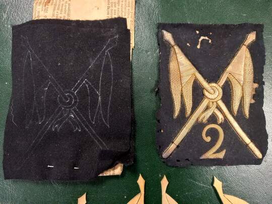 Insigne brodé du 2e Régiment de LANCIER (probablement belge), et travaux préparatoires. 10 x 12 cm
